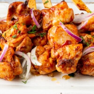 Порция куриного шашлыка с лучком и зеленьюв ФастФуд 34 - Кафе на Юности по цене 720 ₽