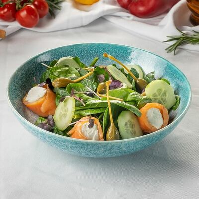 Салат с рулетиками из семги в Цурцум по цене 460 ₽