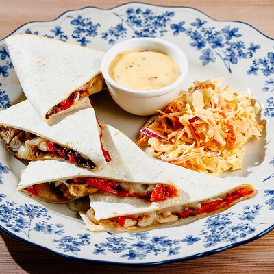 Кесадилья с говядиной и салатом Коул слоу в Москва по цене 570 ₽