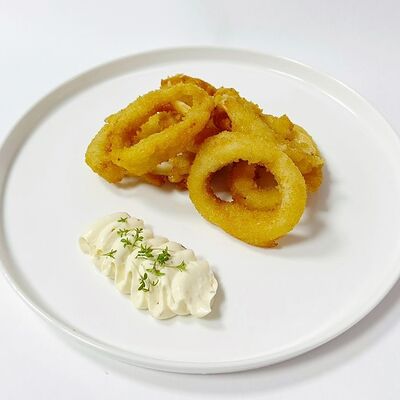 Кольца кальмара с чесночным соусом в Маяк дзиро по цене 529 ₽