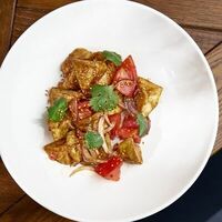 Салат с хрустящими баклажанами и сладкими томатами в GASTROFISH