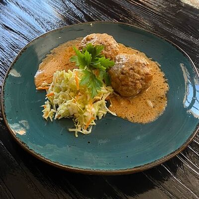 Тефтели мясные с рисом и луком, соус томатно-сметанный, капустный салат в Длинный нос по цене 360 ₽