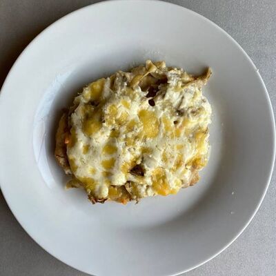 Куриное филе, запеченное с грибами в Метёлка по цене 160 ₽