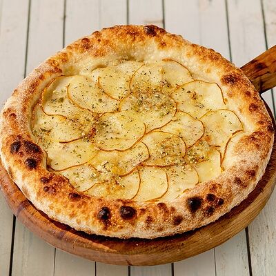 Пицца с грушей с бортиками в Перчини на огне по цене 450 ₽