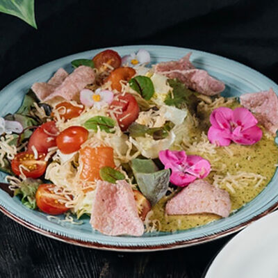 Салат с морским дуэтом и креветочными чипсами в Hookah time по цене 619 ₽