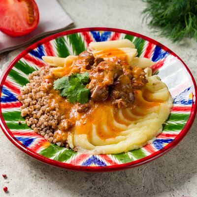 Гуляш с говядиной в Восточный уголок по цене 645 ₽