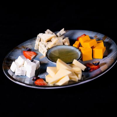 Тарелка европейских сыров в Imna Lounge по цене 930 ₽