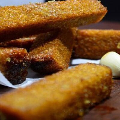 Гренки ржаные с чесноком в ЖаРим в КайФ по цене 300 ₽