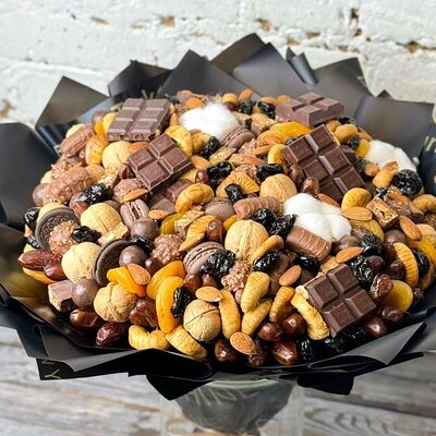 Сладкий букет с конфетами, шоколадом, орехами и сухофруктами в Buketonline - Съедобные букеты и клубника в шоколаде по цене 10450 ₽
