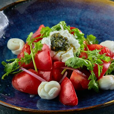 Салат из розовых томатов с соусом мацони и аджикой в ЛарисуВаннуХочу по цене 390