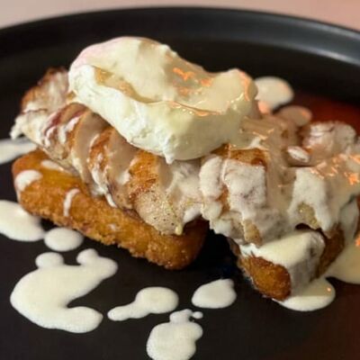 Филе куриной грудки с яйцом пашот и хашбрауном в Kaif Lounge по цене 750 ₽