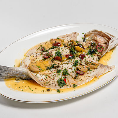 Сибас, запечённый бабочкой с оливками и каперсами в Lui по цене 4300 ₽