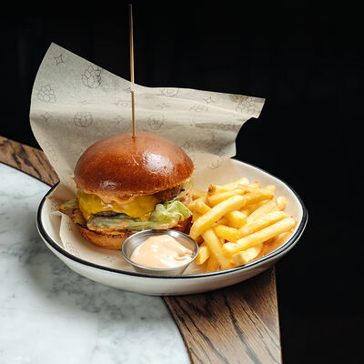 Брюггер с котлетой из говядины и картофелем фри в Гент по цене 1200 ₽