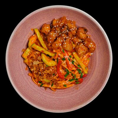 Лапша с курицей в соусе шрирача в Ramenshop по цене 490 ₽