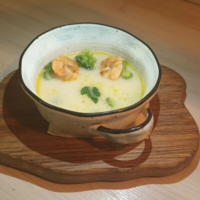 Сырный суп с креветками и брокколи в Cafe Family по цене 580 ₽