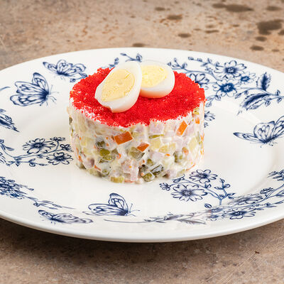 Русский салат с лангустинами и копченым окороком в Lili по цене 670 ₽