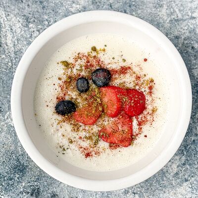 Овсяная каша с ягодами в Food market skolkovo по цене 350 ₽