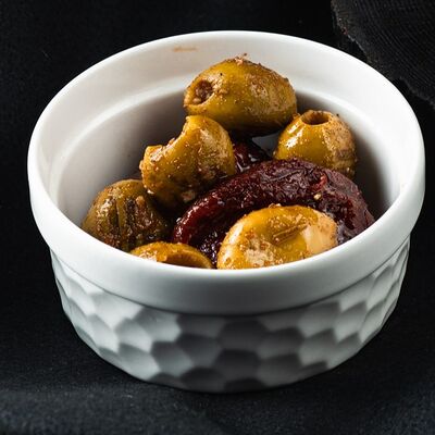 Крымские оливки и сливы, маринованные в хересе в Черная река по цене 440 ₽