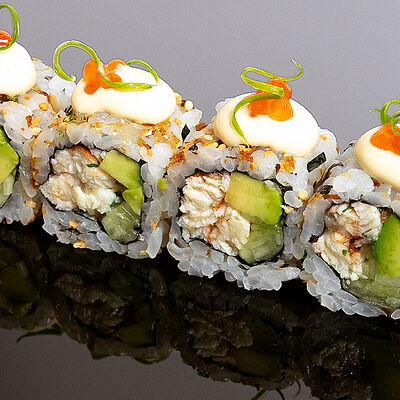 Ролл с угрем и соусом фуа-гра в Naomi Sushi по цене 1870 ₽