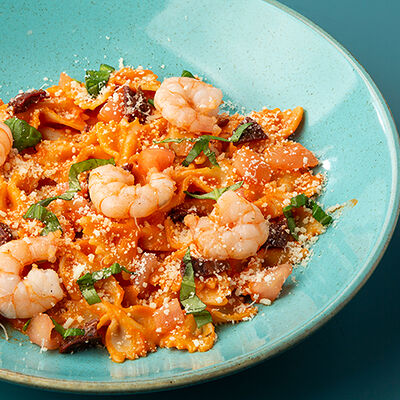 Фарфалле арабьята с креветками и вялеными томатами в Сушилка по цене 715 ₽