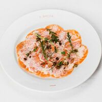 Карпаччо из лосося в Bistrot Le Moujik