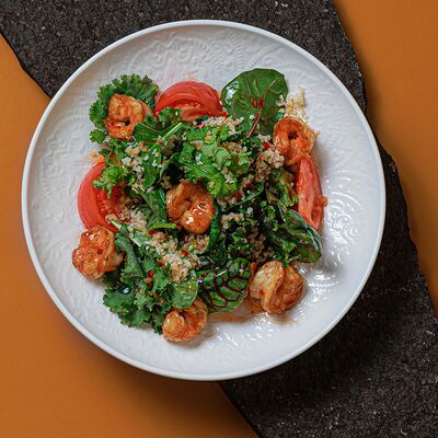 Салат с тигровыми креветками в кисло-сладком соусе в Cascade по цене 990 ₽