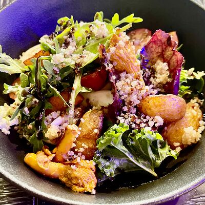 Теплый салат с лисичками и кальмаромв Пицца на дровах по цене 890 ₽