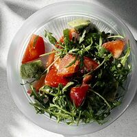 Рукола с томатами и авокадо в Особняк