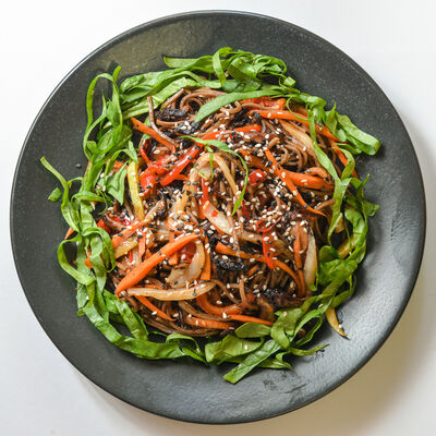 Вок с грибами шиитаке и тофу в остром соусе в Вегетарианское кафе Мантра Бар по цене 580 ₽