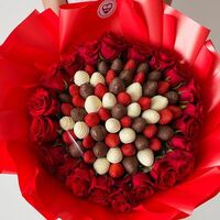 Букет клубники в шоколаде с красными розами Мадонна в SOK - клубника в шоколаде