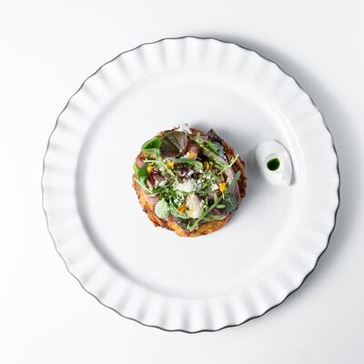 Картофельный драник с копчёной уткой и пармезаном в МОМО по цене 900 ₽