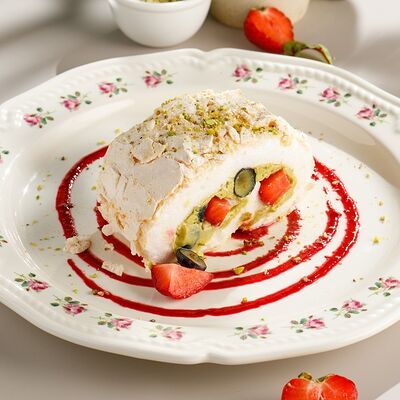 Меренговый рулет с фисташкойв Кукумбер по цене 590 ₽