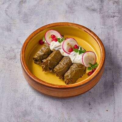 Долма с соусом из сметаныв Мамука по цене 840 ₽