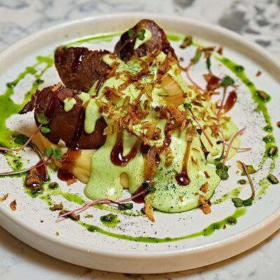 Свиной язык с картофельным пюре и соусом васаби в Икра по цене 690 ₽