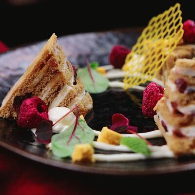 Медовик с вяленой клюквой в Осип Терлеев по цене 450 ₽