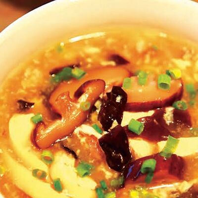 C2 Кисло-острый суп 酸辣汤 в Charlie tea по цене 490 ₽