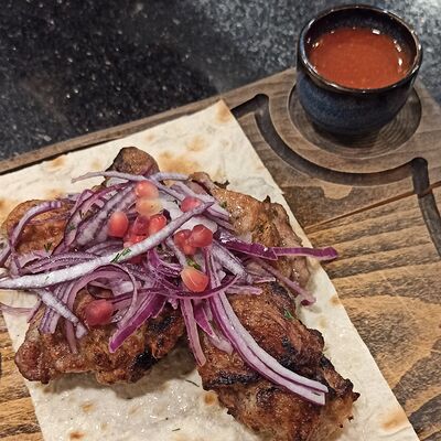 Шашлык из cвинoй шеи в Кинза и Руккола по цене 740 ₽