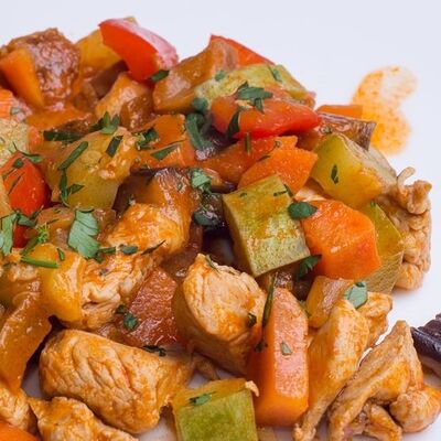 Говядина с овощами в Кафе Люкс по цене 430 ₽