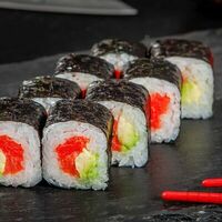 Миру маки с копченым лососем и авокадо в Fast Япония Premium Sushi