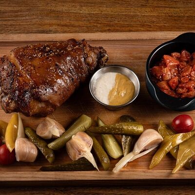 Печено вепрево колено в Cernovar по цене 1870 ₽