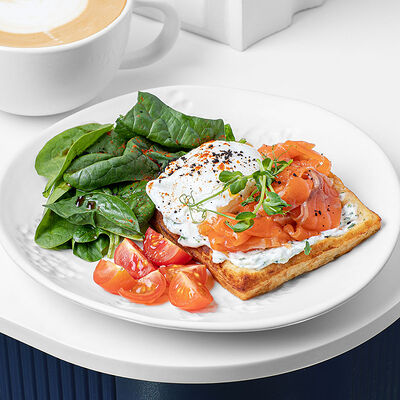 Завтрак Лапландия с картофельными вафлями и форелью фирменного посола в Изикофе по цене 790 ₽