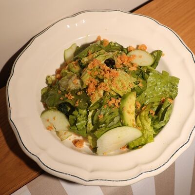 Зеленый салат с сырным кремом, соусом из базилика и печеньем из пармезана в Луи по цене 650 ₽