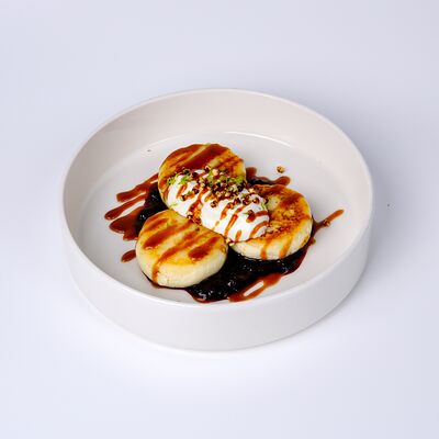 Сырники с черной смородиной и соленой карамелью в Сойка Cafe по цене 530 ₽