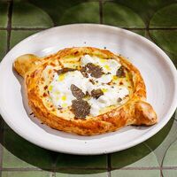 Хачапури со страчателлой и трюфелем в Двор Помидор