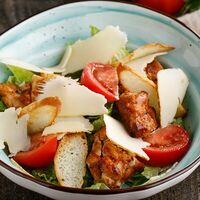 Теплый салат с куриным бедром в ВКУСЫ ГРУЗИИ
