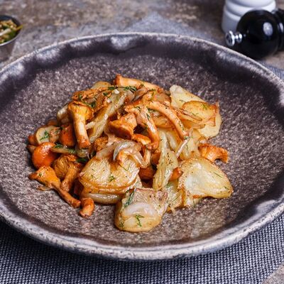 Жареный картофель с лисичками в Пряности & Радости на Васильевском по цене 590
