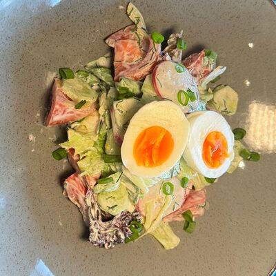 Салат по-деревенски из овощей со сметанойв Пилот по цене 450 ₽