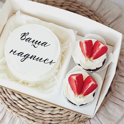 Бенто-торт и 2 капкейка-тортика в стаканчике для мужа, парня, папы, коллеги, бабушки, крестной, юбилей, на день рождения, Ваша надпись с клубникой в О! Тортик по цене 3590 ₽