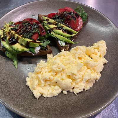 Скрэмбл с авокадо-тостом в Moonlight Cafe по цене 750 ₽