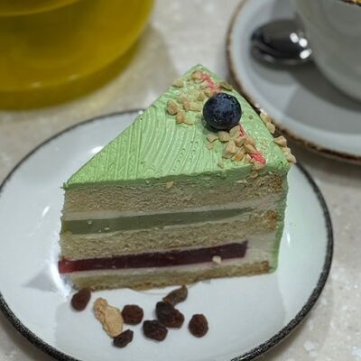 Пирожное Малина-фисташка в HOTDOGGER по цене 300 ₽